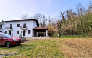 Casa ampia nel verde con portico e terrazzo