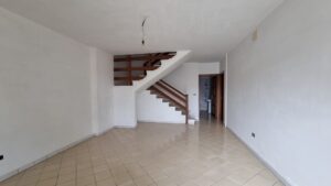 Casa ampia nel verde con portico e terrazzo