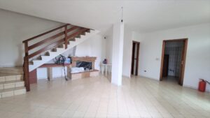 Casa ampia nel verde con portico e terrazzo
