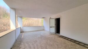 Casa ampia nel verde con portico e terrazzo