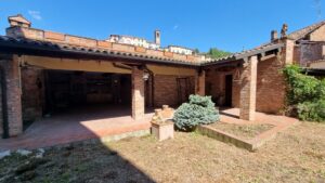 Splendida casa di paese in ottime condizioni, con terrazzo e giardino