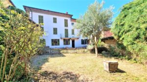 Splendida casa di paese in ottime condizioni, con terrazzo e giardino