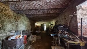 Vasta cascina in posizione piacevole, a poca distanza dal paese