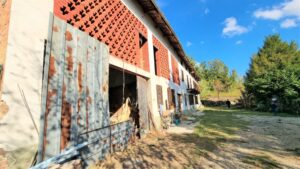 Vasta cascina in posizione piacevole, a poca distanza dal paese
