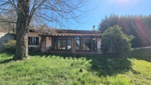 Splendido casale in tranquilla posizione, con giardino curato