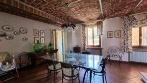Splendido casale in tranquilla posizione, con giardino curato