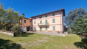 Splendido casale in tranquilla posizione, con giardino curato