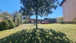 Splendido casale in tranquilla posizione, con giardino curato