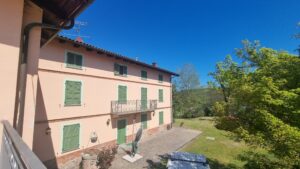 Splendido casale in tranquilla posizione, con giardino curato