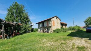 Complesso in pietra di Langa con pratone e vista panoramica