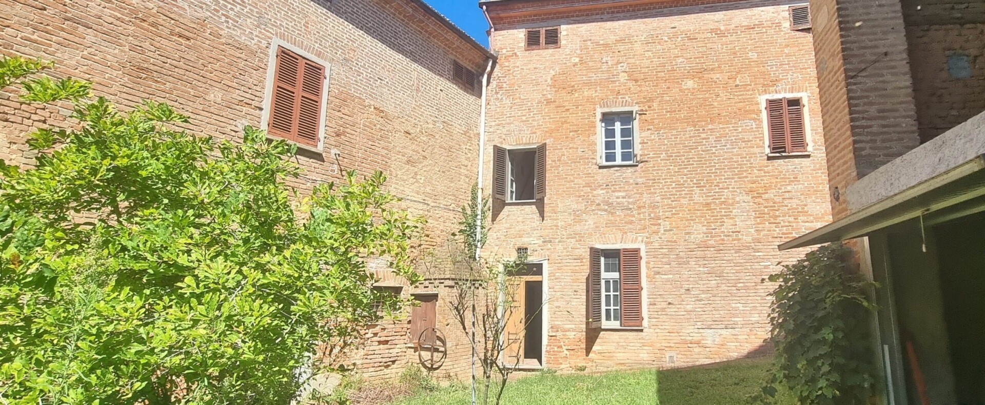 Village House vs Farmhouse in Monferrato: Which Is Right for You?