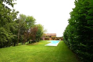 Splendido casale restaurato, con giardino, parco e piscina