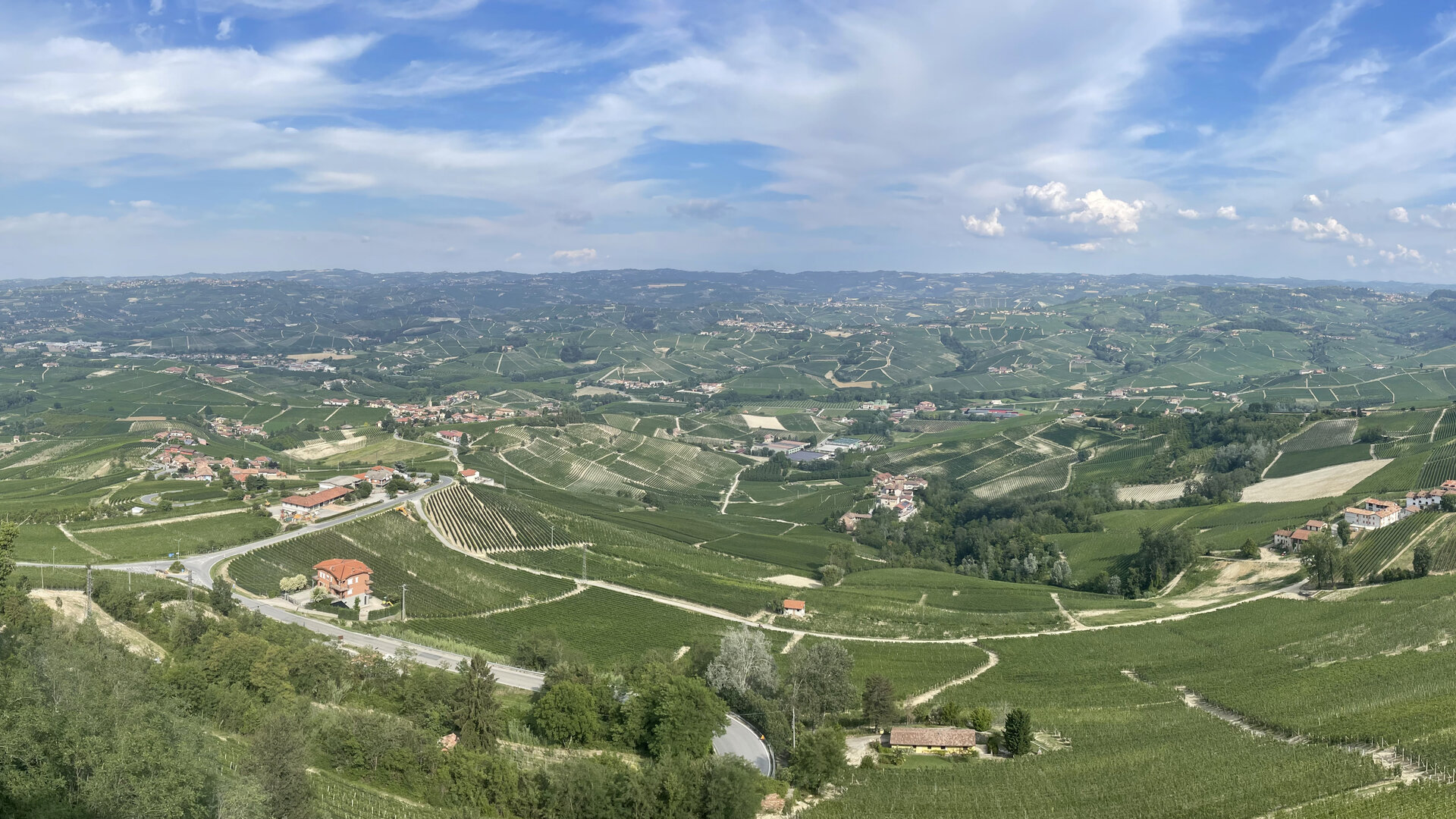 Vista panoramica dal Belvedere di La Morra sulle colline delle Langhe